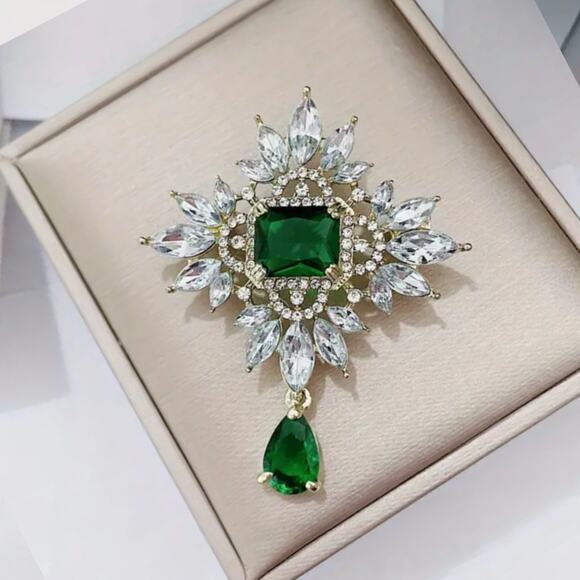 NEW Womens Brooch Sparkly Pretty Bling Brooch Pin Gold Silver and Emerald Green - Picture 1 of 3